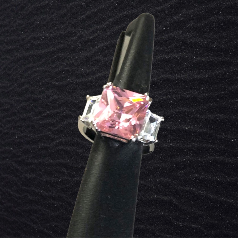 Silver tone Fashion ring with large light pink gemstone